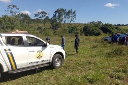 Policias e viatura em mata