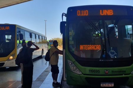 Ônibus da linha 0.110 estacionado na Rodoviária do Plano Piloto. Ele vai da zona Central até a Universidade de Brasília - Metrópoles