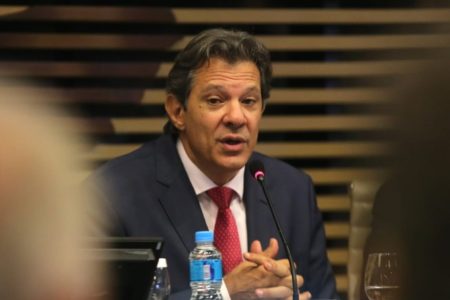 O ministro da Economia, Fernando Haddad, fala em palestra na FIESP, em São Paulo. Ele aparece falando sentado diante de microfone - Metrópoles