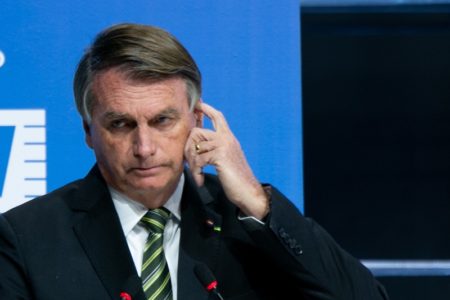 foto-ex-presidente-bolsonaro-em-palco-evento-sebrae-coçando-cabeça