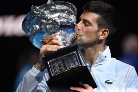 Djokovic beijando troféu