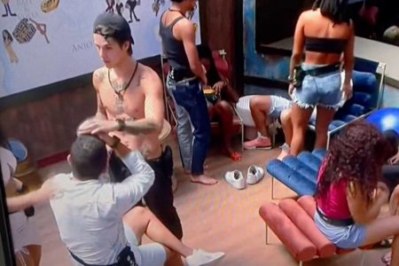 cena do bbb 23 em que gabriel passa mão no cabelo de bruno dentro da academia com outros participantes ao fundo - metrópoles