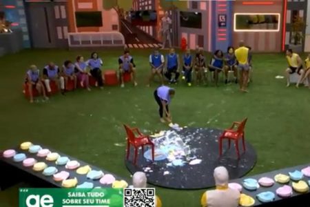 Bruna Griphao pega torta do chão e come no BBB23