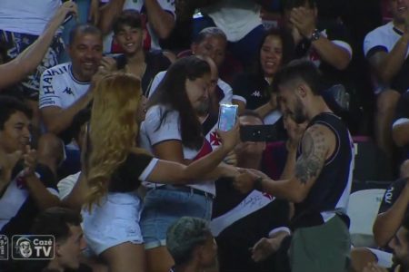 Casal protagoniza pedido de casamento em jogo do Vasco - Metrópoles