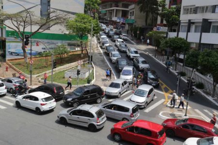 Imagem colorida mostra cruzamento de avenida de São Paulo com vários carros e o trânsito travado; rodízio de veículos - Metrópoles