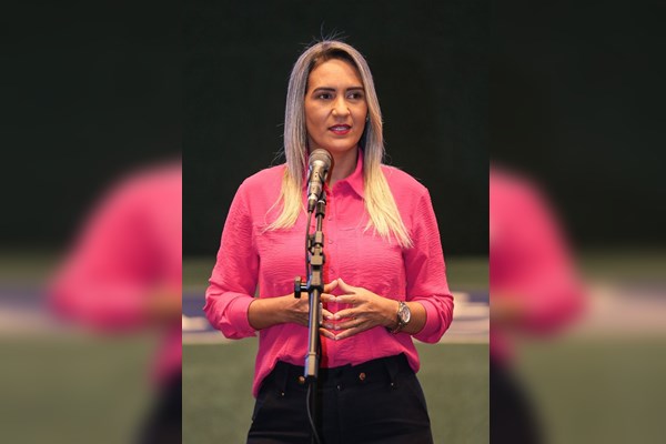 Deputada distrital Jaqueline Silva discursando no plenário da Câmara Legislativa do DF. Ela usa blusa rosa e fala diante de microfone - Metrópoles