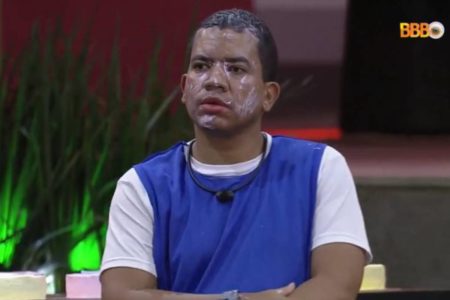 bruno do BBB23 com cara suja de chantilly - metrópoles