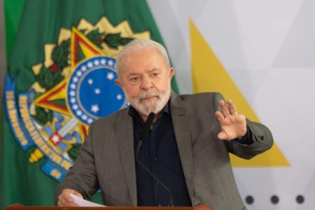 Assinatura dos decretos que criam o Conselho de Participação Social e o Sistema de Participação Social Interministerial. No detalhe, o presidente Lula fala em púlpito gesticulando - Metrópoles