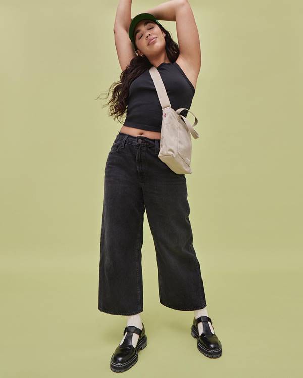 Modelo usa calça preta jeans, top preto, tenis preto e meia branca - Metrópoles
