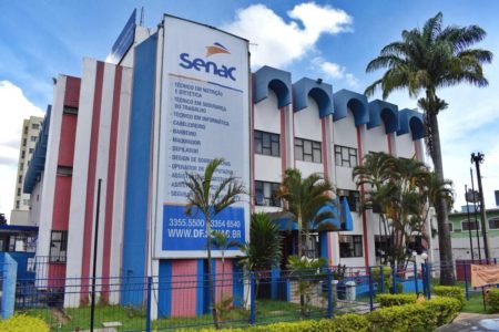 Imagem colorida de um prédio branco com detalhes em azul SENAC OFERECE BOLSAS