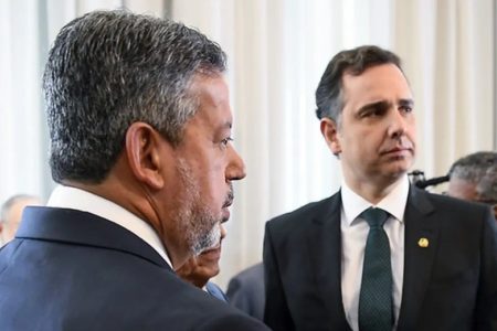 Os presidentes da Câmara, Arthur Lira, e Rodrigo Pacheco, do Senado, olham para o lado postados frente a frente em cerimônia - Metrópoles