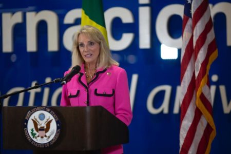 Foto colorida mostra Elizabeth Bagley, embaixadora dos Estados Unidos no Brasil - Metrópoles