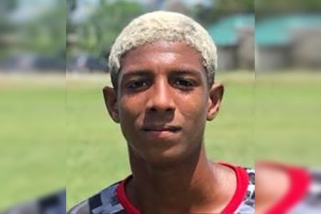 adolescente com camisa de time de futebol - metrópoles