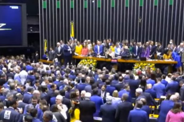 Imagem colorida mostra Posse na Câmara dos Deputados, em que o pai de Arthur Lira desmaiou - Metrópoles