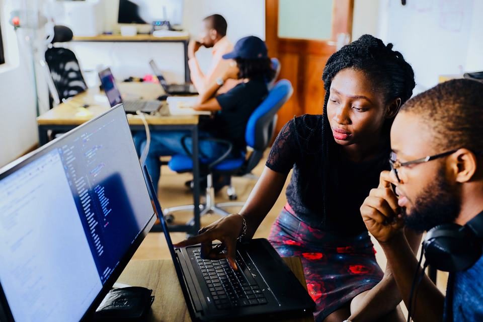 jovens trabalho em frente ao computador