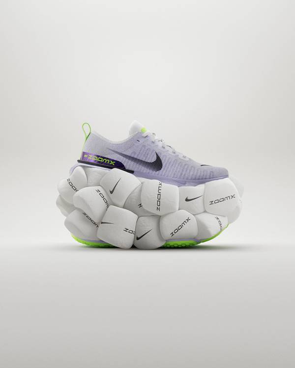 Tênis Nike cinza com logo preto em cima de bolas de marshmallow - Metrópoles
