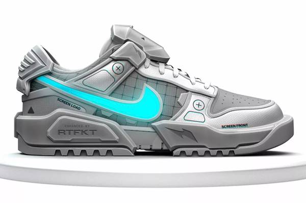 Tênis Nike prateado com logo na cor azul - Metrópoles