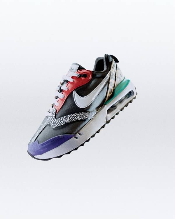 Modelo de tênis da Nike com detalhes nas cores preto, branco, vermelho e azul - Metrópoles