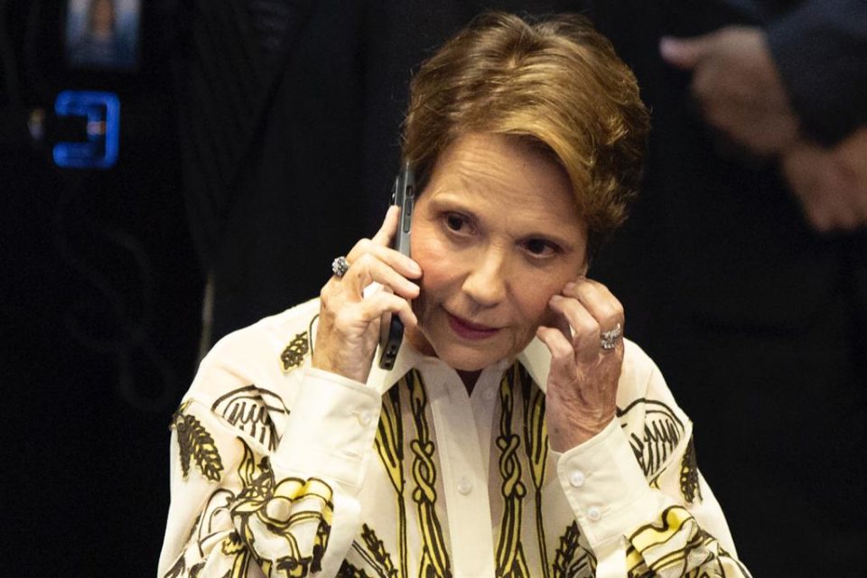 Senadora Tereza Cristina durante essão de posse dos senadores eleitos eleição 2022 - metrópoles