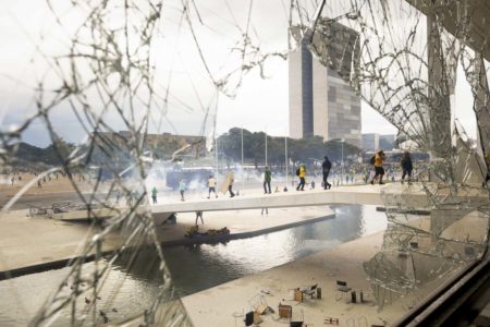 foto colorida de 8 de janeiro quando o Palácio do Planalto foi invadido atos golpistas - Metrópoles