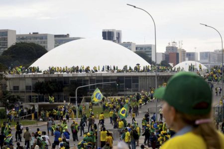 imagem colorida bolsonaristas durante atos do 8 de janeiro - metrópoles