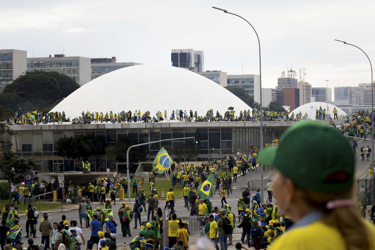 imagem colorida bolsonaristas durante atos do 8 de janeiro 8/1 - metrópoles