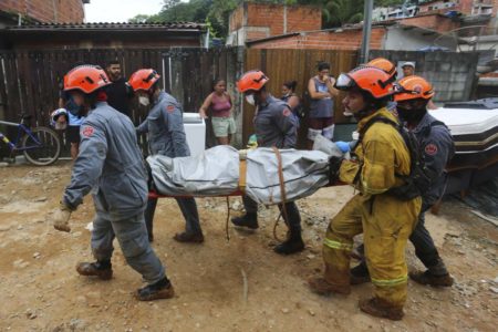 Bombeiros retiram corpo de vítima da chuva na Barra do Sary em São Sebastião, litoral norte de São Paulo SP