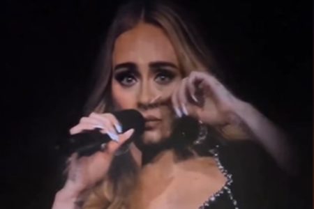 Adele chorando durante show realizado em Las Vegas, nos Estados Unidos - Metrópoles