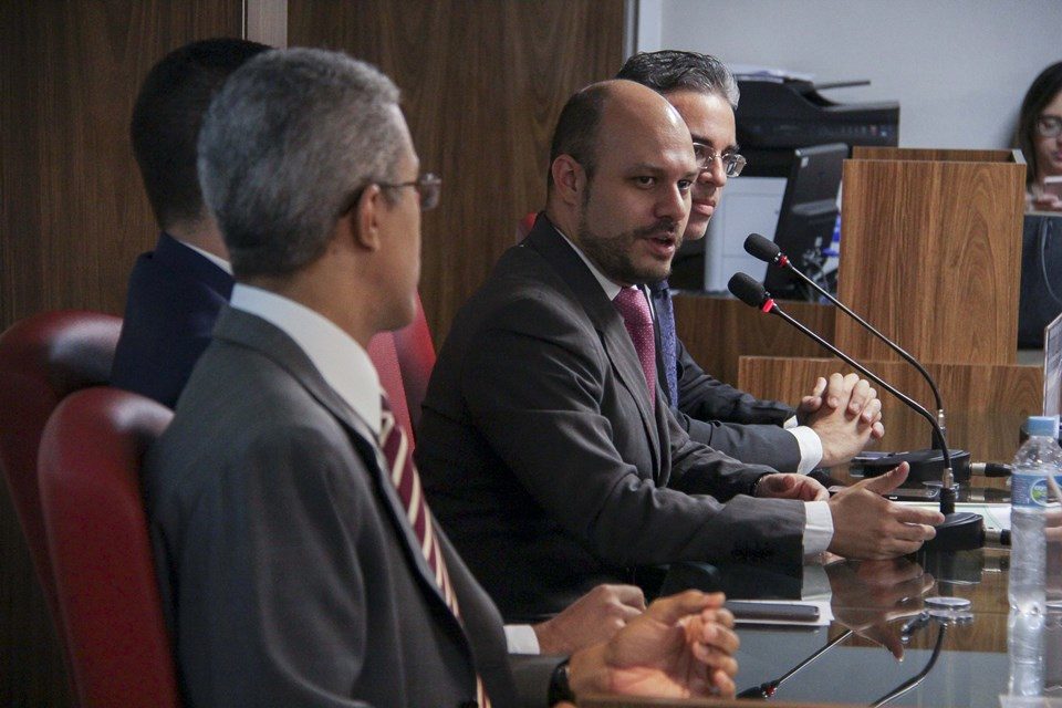 Imagem colorida mostra vários homens de ternos, entre eles, Glauco André Wamburg, presidente interino do INSS - Metrópoles