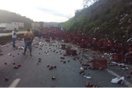 Imagem mostra centenas de mangas espalhadas em uma rodovia após uma carreta com mangas tomabar - Metrópoles