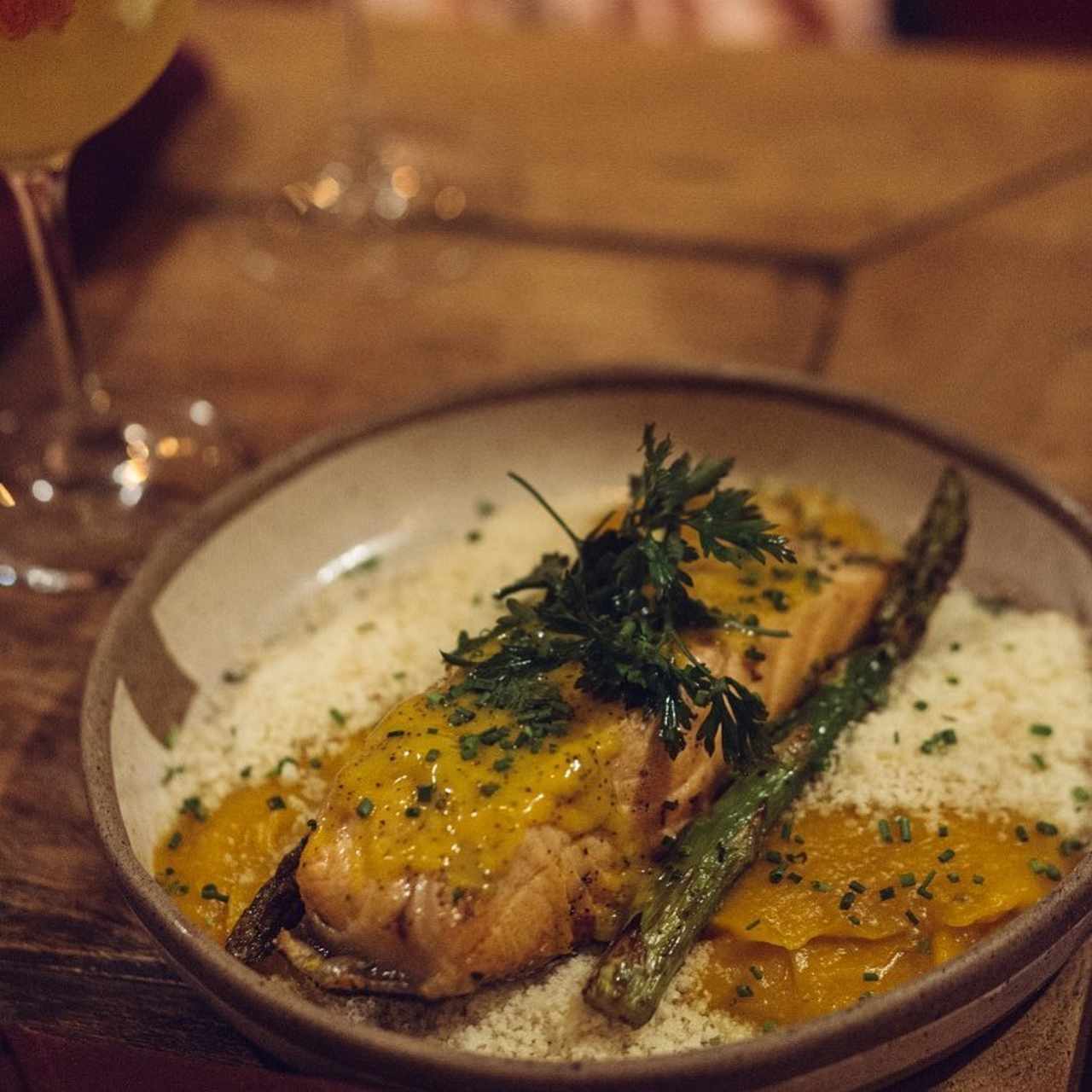 Na foto, um prato de comida com salmão e aspargos - Metrópoles