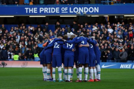 Equipe do Chelsea reunida em campo