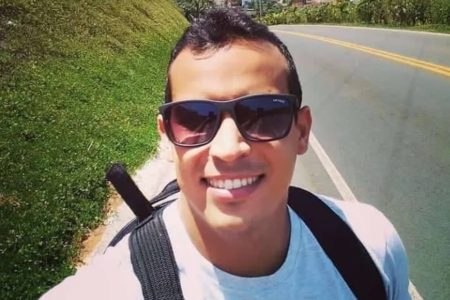 Foto de homem suspeito de assassinar o amigo na Bahia - Metrópoles