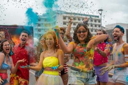 Pessoas fantasiadas brincando carnaval - Metrópoles