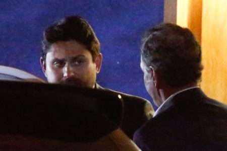 Imagem colorida mostra o minsitro Juscelino Filho chegando ao jantar