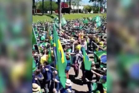 Manifestantes estendem braço para frente - Metrópoles