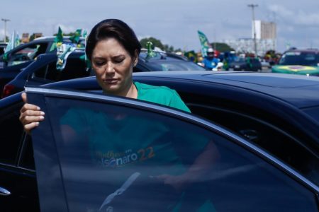 Foto colorida de Michelle Bolsonaro de olhos fechados