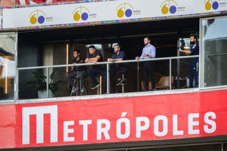 Ronaldo Fenômeno, dono do Cruzeiro Esporte Clube, assiste confronto entre seu time e o América-MG do camarote.