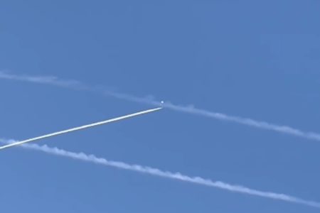 Imagem colorida mostra aviões dos EUA acertando balão chinês - Metrópoles