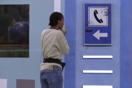 Tina atendendo ao big fone no BBB - Metrópoles