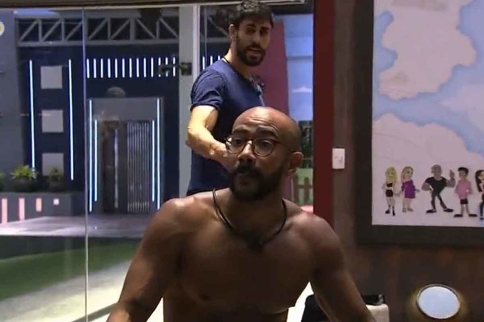 Print colorido do BBB23 no momento da briga entre Cara de Sapato e Ricardo por causa de frigideira. Briga na academia