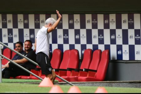 Técnico Luís Castro, do Botafogo, acena em jogo no Mané Garrincha - Metrópoles