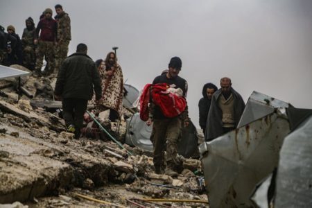 Imagem colorida mostra Operações de busca e resgate são conduzidas em edifícios desmoronados após um terremoto em Aleppo, na Síria - Metrópoles