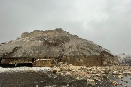 Foto colorida do Castelo de Gaziantep, na Turquia, em ruínas após terremoto