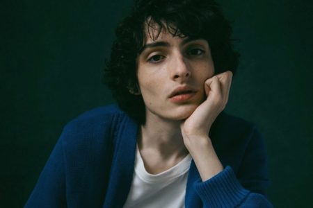 Foto colorida de Finn Wolfhard, conhecido por interpretar Mike Wheeler, em Stranger Things - Metrópoles