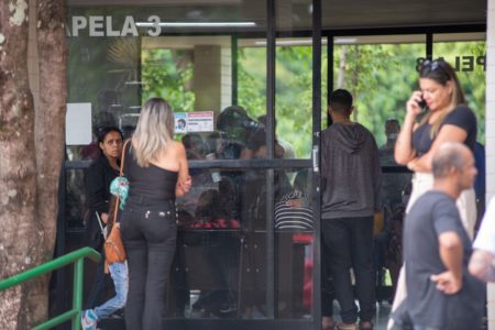Velório de Izabel Aparecida Guimarães, morta na Ceilândia com um tiro na testa por Paulo Roberto Moreira Soares, pai de sua filha. Ao redor do caixão, familiares dão último adeus - Metrópoles
