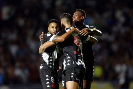 Jogadores do Vasco comemoram gol - Metrópoles