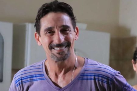 ator Tuca Andrada posa para câmera sorrindo - metrópoles