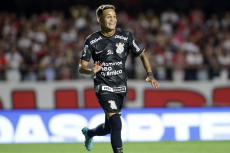 Adson comemorando gol