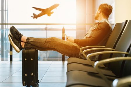 homem aeroporto malas de viagens